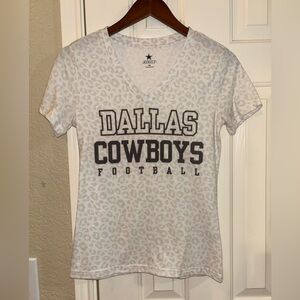 Dallas Cowboys Football Leopard Print V-Neck Women’s T-shirt Size Small